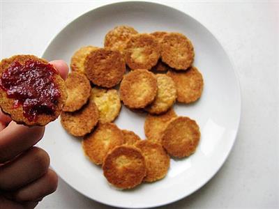 Vegetable oil jam and biscuits