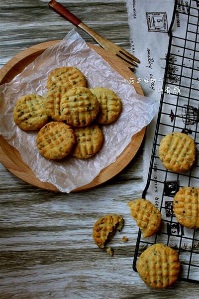 Sesame seeds and biscuits