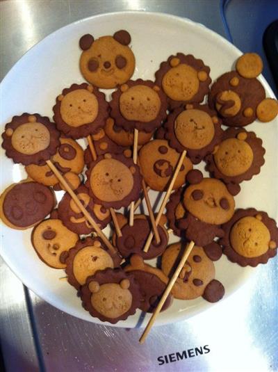 Los niños todos aman los pequeños biscuits de oso