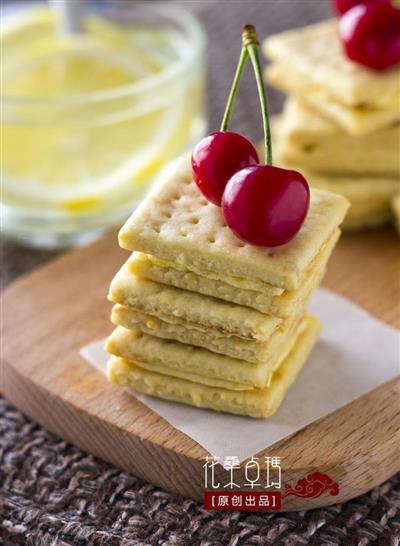 Soda biscuits with lemon cream