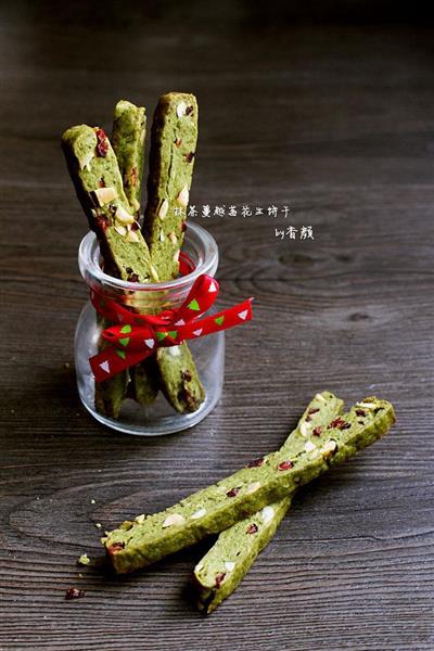 Peanut cookies with tea and cranberries