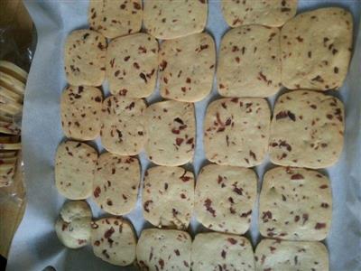 Milk and cranberry cookies