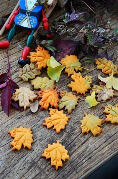 Autumn leaf milk cookies