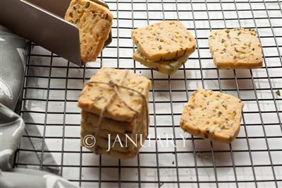 Onion biscuits