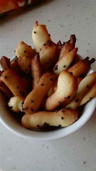 Protein and black sesame crackers