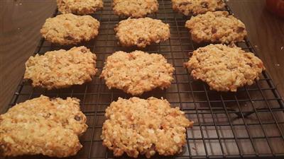 Soft carrot and oatmeal cookies