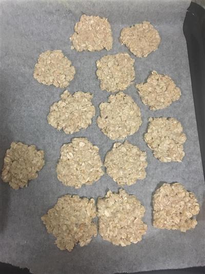 Oatmeal biscuits are a low-calorie healthy snack