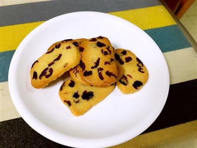 The cranberry biscuits are thick and spicy.