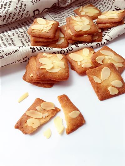 Almond flakes