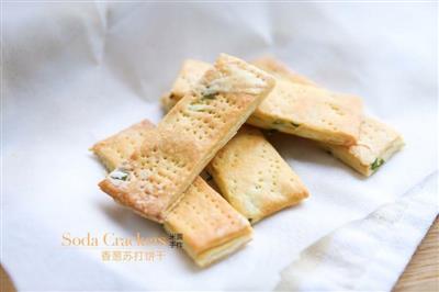 Chocolate-flavored onion and soda biscuits