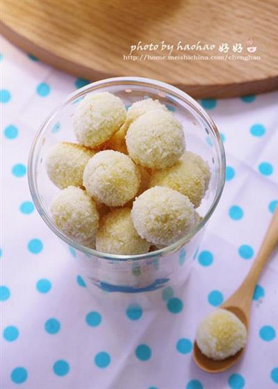 Coconut protein balls