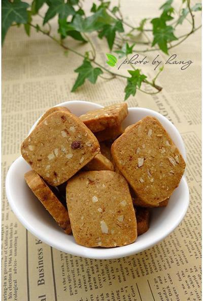 Red sugar almond cookies