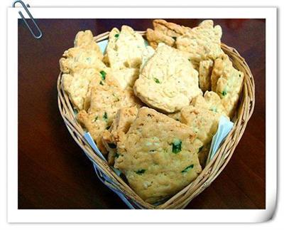 Onion and sesame cookies