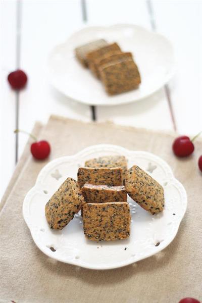 Black and white sesame cookies