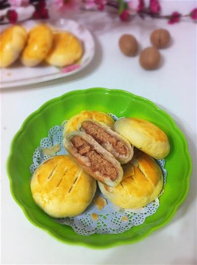 Peanut and walnut cakes