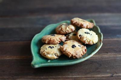 Black sesame and walnut