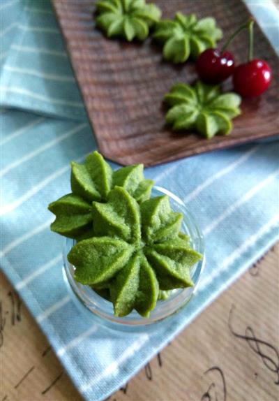 Cherry blossom cookies with tea