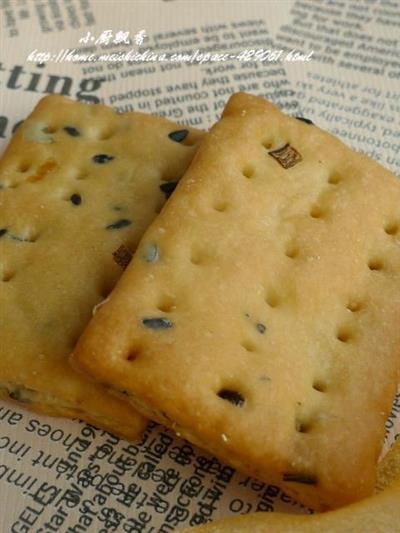 Onion and sesame biscuits