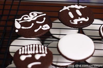 Chocolate cookies with sugar cream