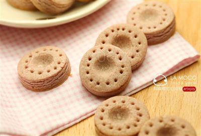 Raspberry cream cookies as powdered as spring