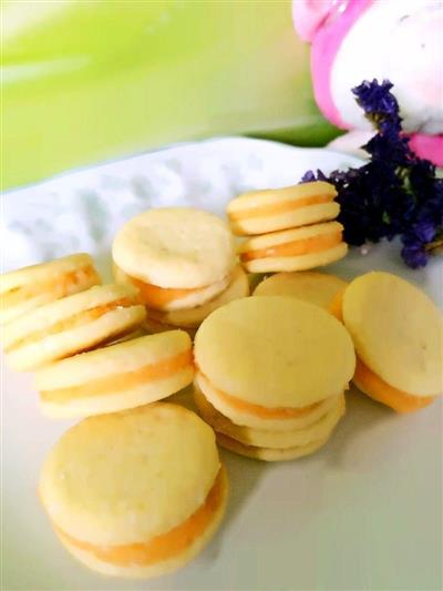 Mango cream and biscuits