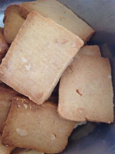 Peanut butter cookies are delicious and easy to make