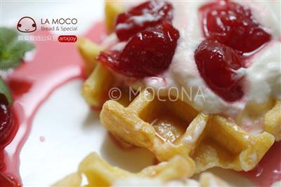 Sweet late summer morning - cherry cream waffles