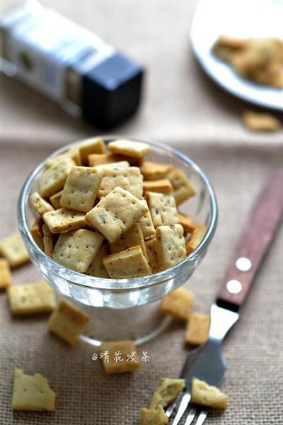 Chocolate-flavored vanilla crisps