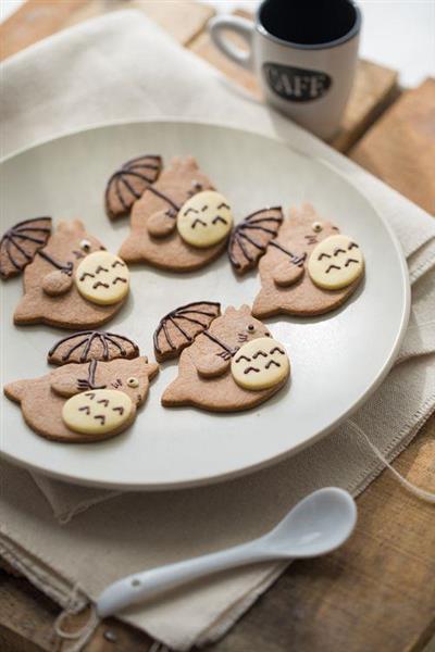 A must-have for New Year's Eve - a dragon cat cookie with an umbrella