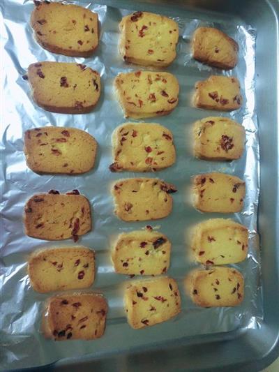 Lazy boy makes his own cranberry biscuits