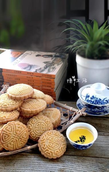 Casual teas and cashew biscuits