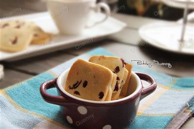 Cinnamon and cranberry biscuits