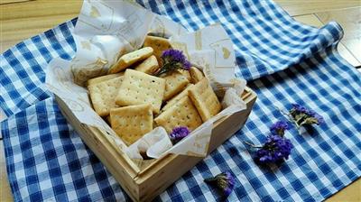 Sesame milk and salted soda cookies