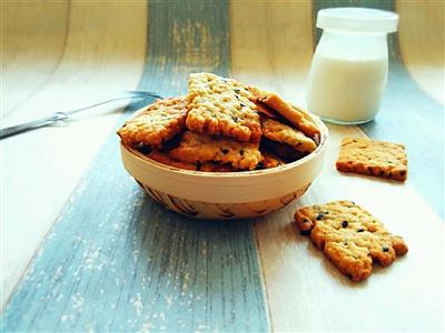 Sesame seeds and crackers