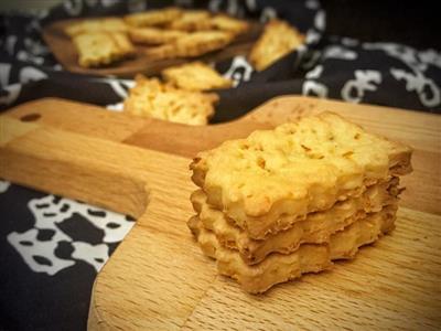 Cheese and cheese and orange biscuits - snack - one person