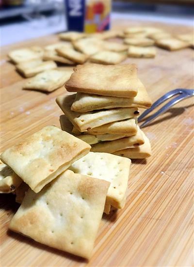 Onion and soda biscuits