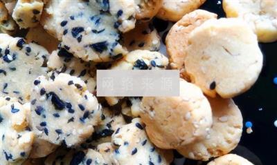 Small biscuits with sesame seeds