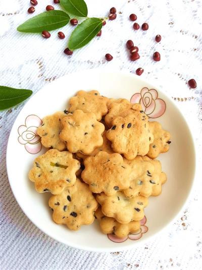 Onion and sesame cookies