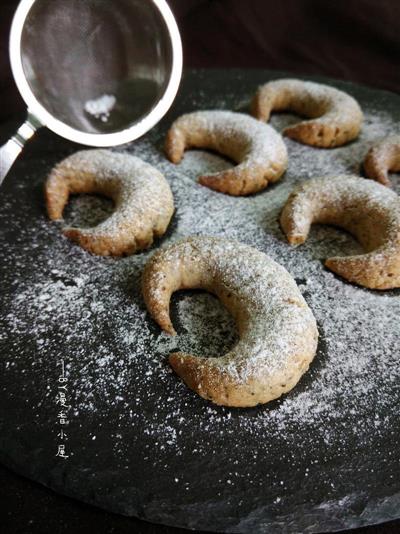 Corno de té rojo pequeño pastel