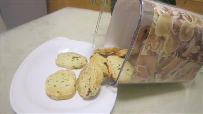 Onion horseshoe cookies