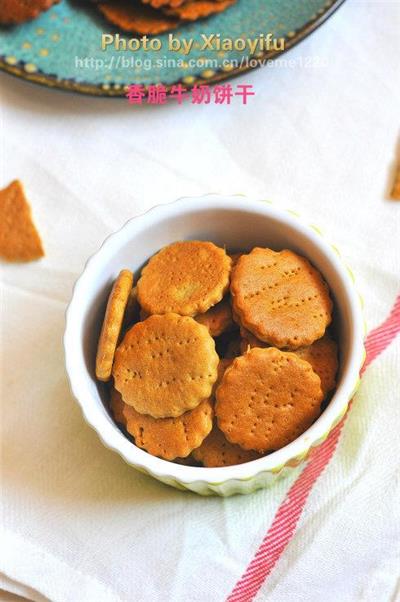 Small biscuits with spicy milk