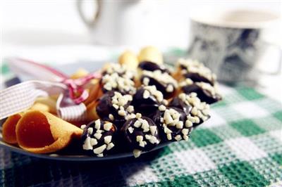 Chocolate eggshell cookies