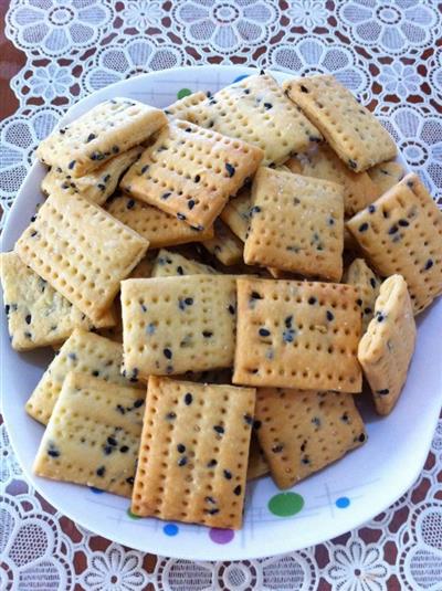 Sesame and soda biscuits