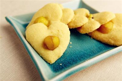 Chestnut heart-shaped cookies