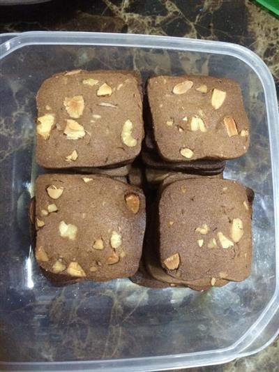 Chocolate and nut cookies