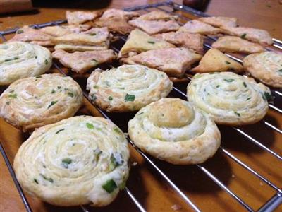 Salada bien sabrosas galletas de cebolla