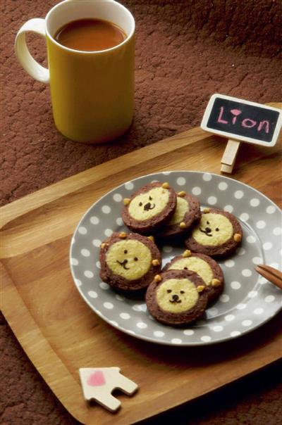 The little lion is a two-color cookie.