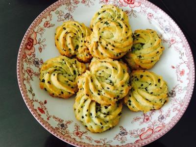 Sesame and onion cookies