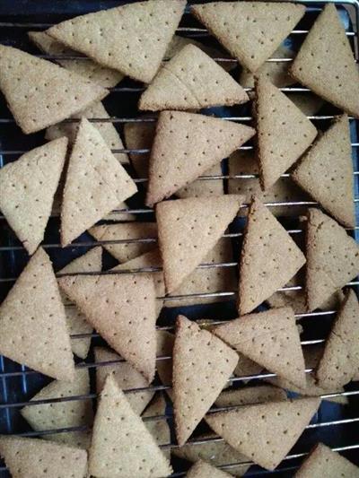 Whole wheat low-fat crackers