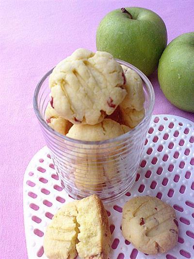 Rose egg yolk cookies